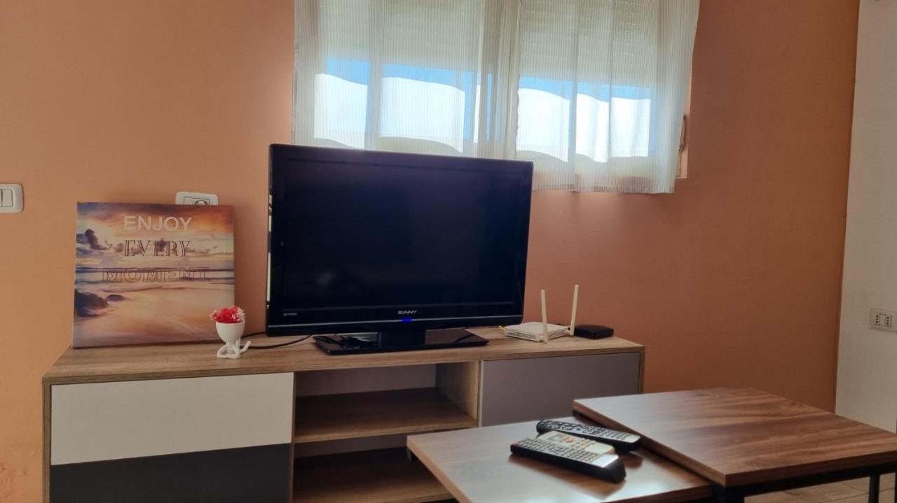 Sky Apartament. Bllok District Tirana Esterno foto